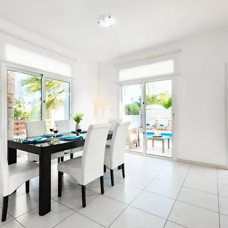 Palm Breeze By Ezoria *